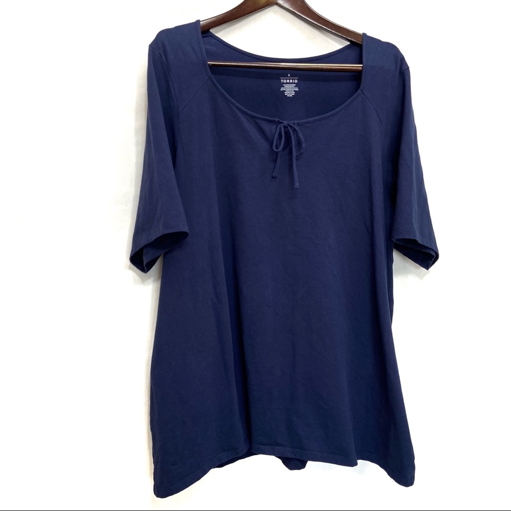 TORRID BLUE LIGHTWEIGHT KEYHOLE CREW TIE FRONT T SHIRT PLUS 5X TOP